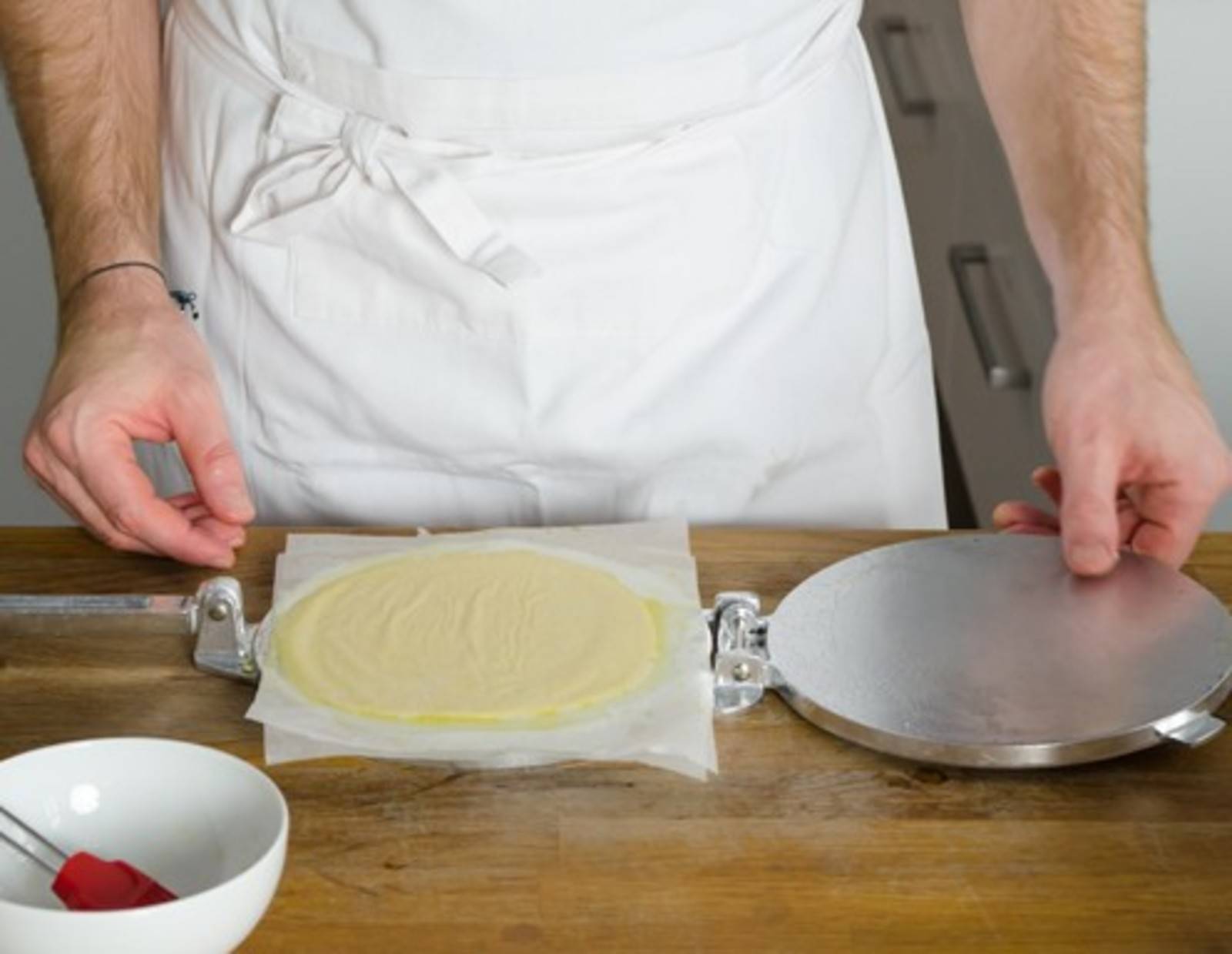Die gepresste Tortilla herausnehmen