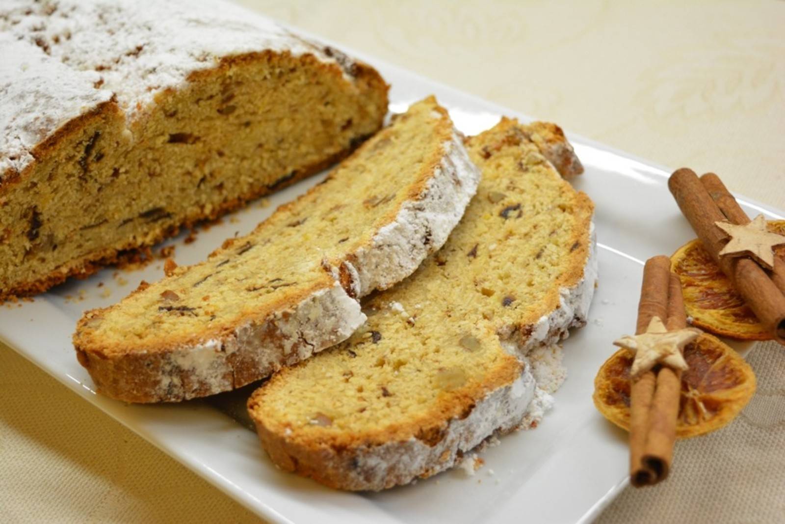 Weihnachtlich saftiger Topfenstollen